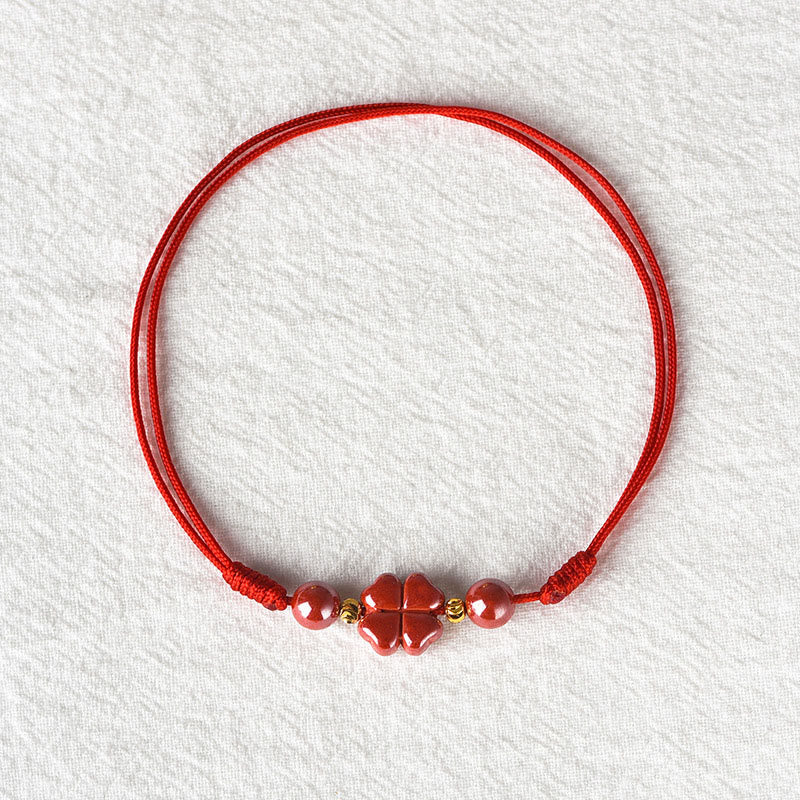 Rotes Armband Zinnober Kleeblatt mit Liebe Segen Flachaufnahme Naturstein
