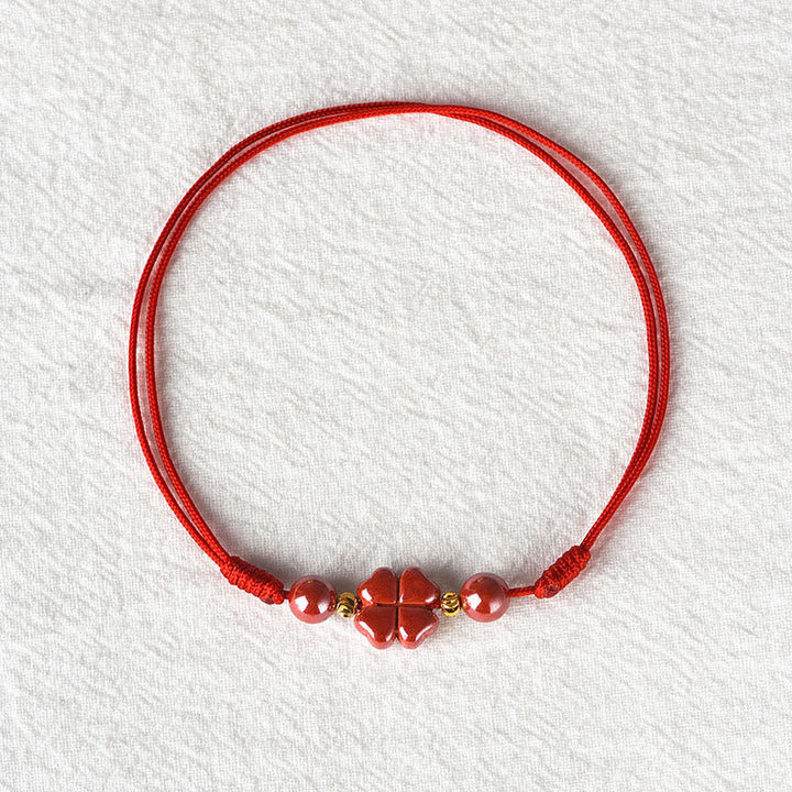 Rotes Armband Zinnober Kleeblatt mit Liebe Segen Flachaufnahme Naturstein