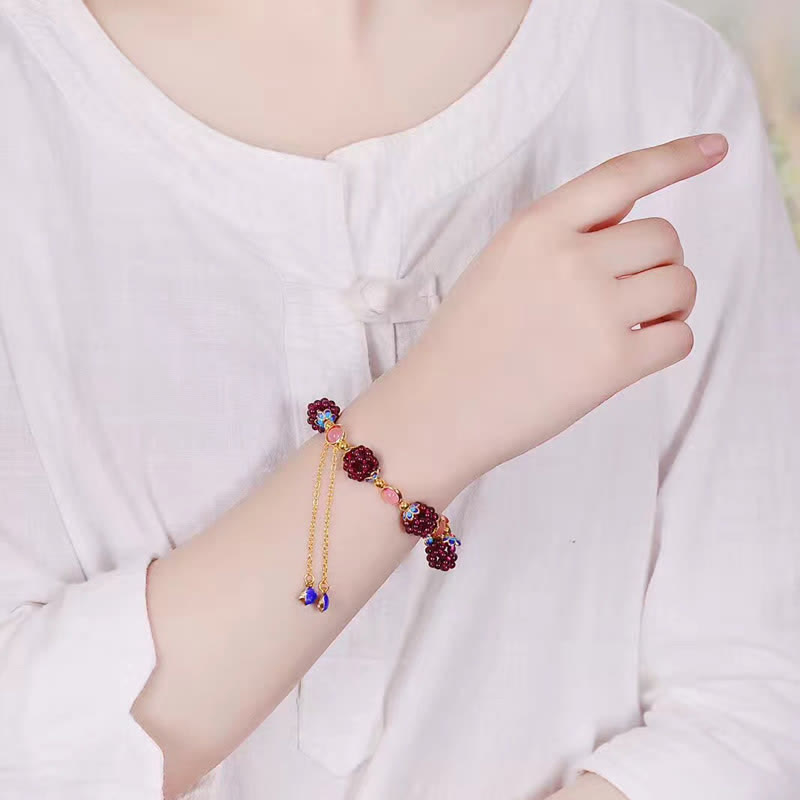 Armband Granat Garnet – Ruhe am Handgelenk getragen, rote Natursteine golden verkettet
