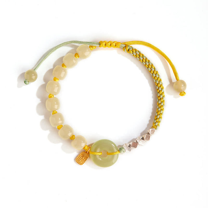 Jadegrünes Armband mit Perlen und gelbem Seidenfaden elegant präsentiert