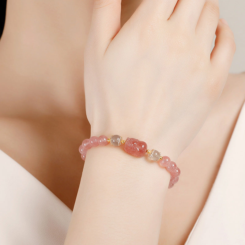 Erdbeerquarz Aquamarin Pixiu Armband Heilstein elastisch am Handgelenk getragen