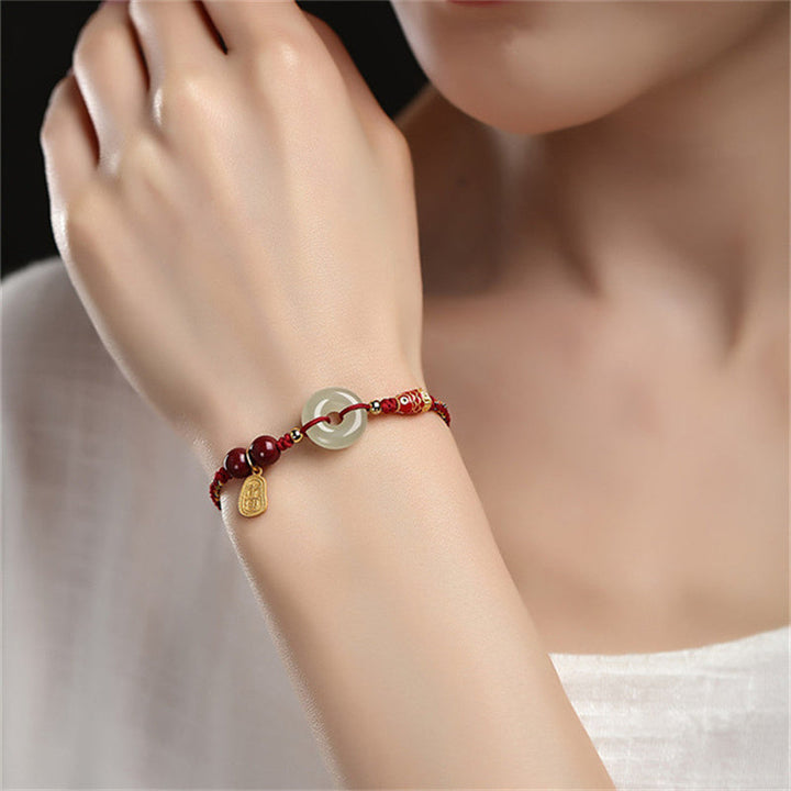 Jade Koi Fisch Armband mit roten Perlen elegant am Handgelenk getragen