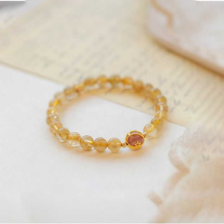 Armband Erdbeerquarz Stern – Schutz goldene Perlen elastisch getragen