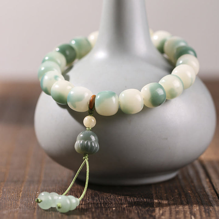 Grünes Jade Armband mit Bodhi Perlen und Quaste elegantly displayed.