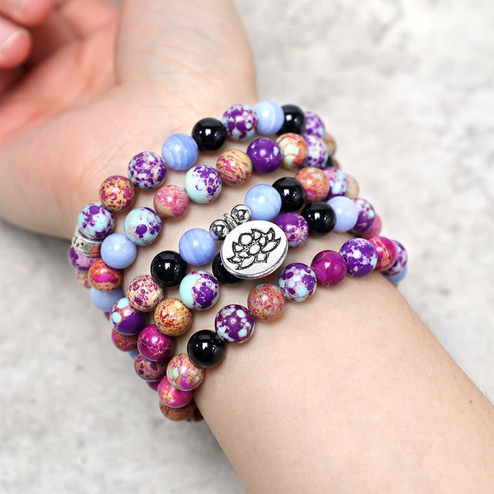 Armband Lila Miano Real Lotus am Handgelenk getragen bunte Perlen lila rosa