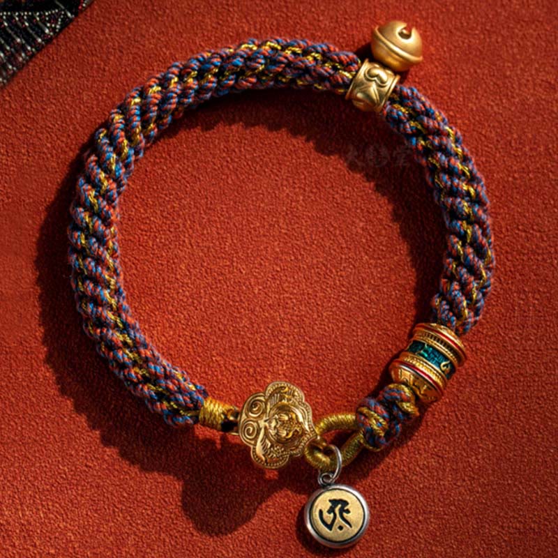 Buntes Seilarmband mit goldenen Om-Mani-Padme-Hum Anhänger elegant.
