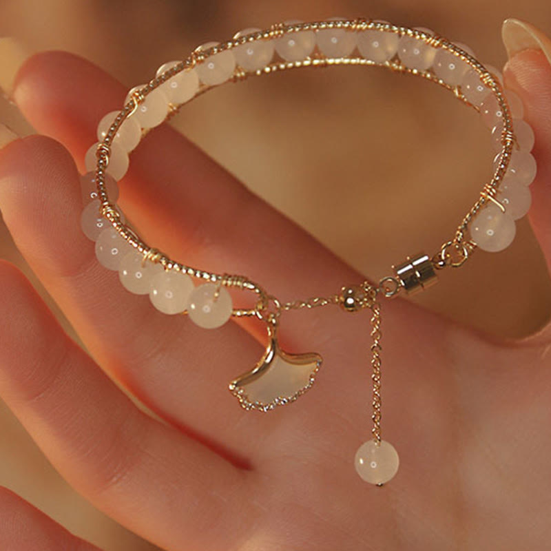 Jade Ginkgo Blatt Armband golden mit Perlen elegant getragen