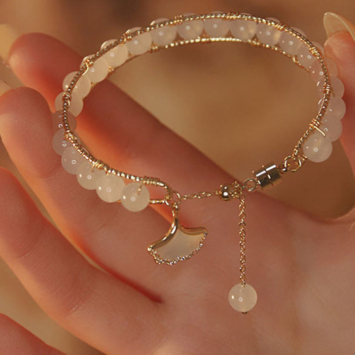 Jade Ginkgo Blatt Armband golden mit Perlen elegant getragen