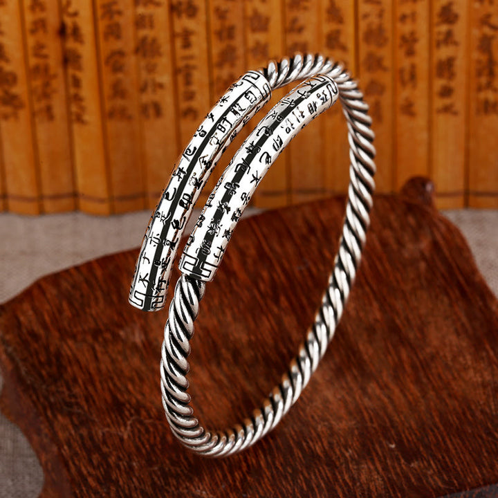 Silbernes Armband Herzsutra – Balance mit Seiltextur elegant präsentiert.