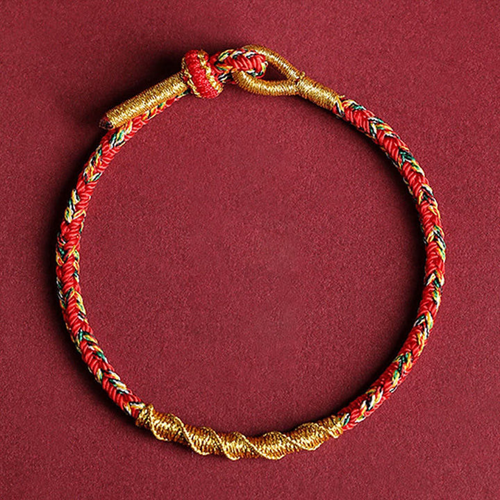 Rotes goldenes Armband Chinesisches Tierkreis Schutz Stärke Flachaufnahme Textil
