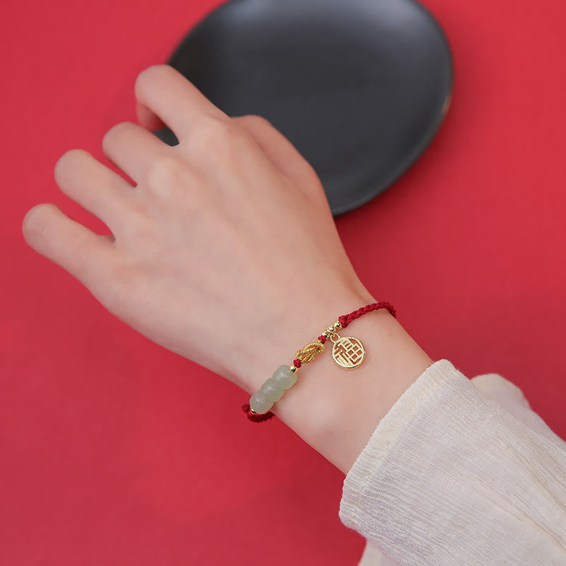 Jade Armband mit Fu-Zeichen Charm am Handgelenk rotes Textilband