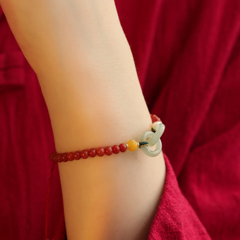Armband Roter Achat Jade mit weißem Anhänger am Handgelenk getragen