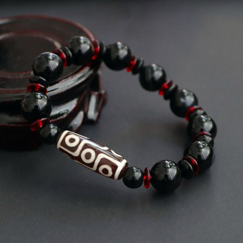 Armband Schwarzer Onyx – Schutz & Wohlstand mit roten Perlen Nahaufnahme