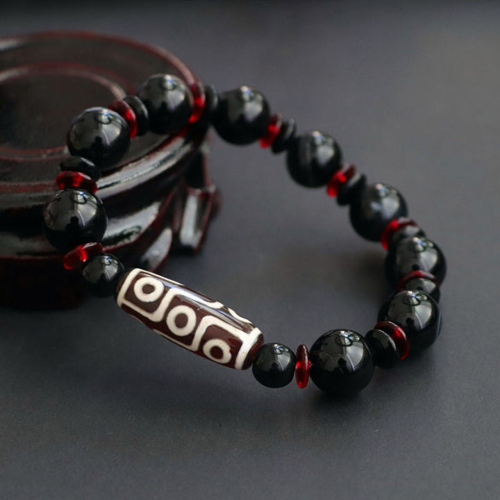 Armband Schwarzer Onyx – Schutz & Wohlstand mit roten Perlen Nahaufnahme