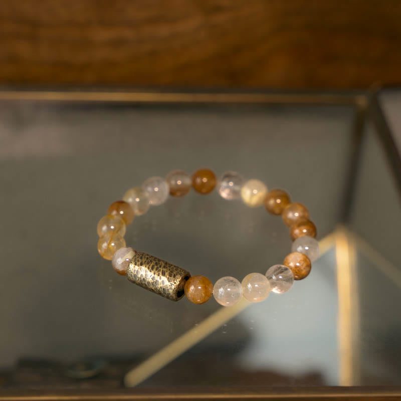 Armband Weißer Kristall – Schutz mit bernsteinfarbenen Perlen und Metallverzierung