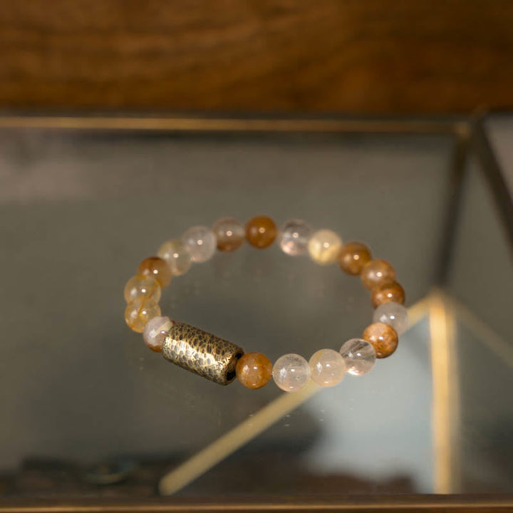 Armband Weißer Kristall – Schutz mit bernsteinfarbenen Perlen und Metallverzierung
