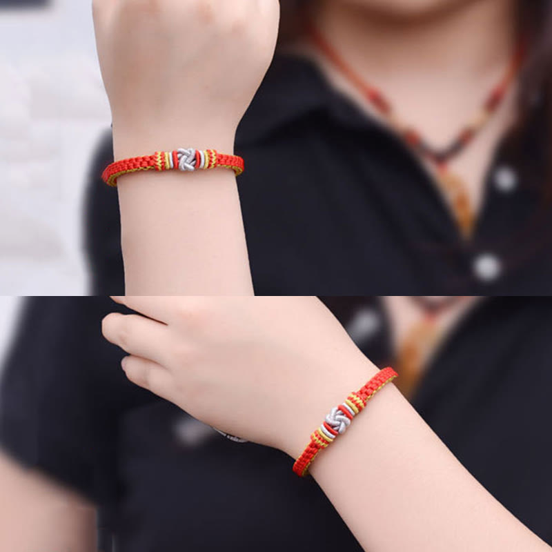 Rotes Armband – Glück & Liebe mit goldenen Perlen elastisch getragen