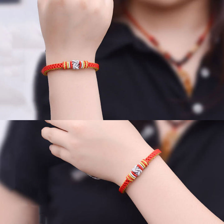 Rotes Armband – Glück & Liebe mit goldenen Perlen elastisch getragen