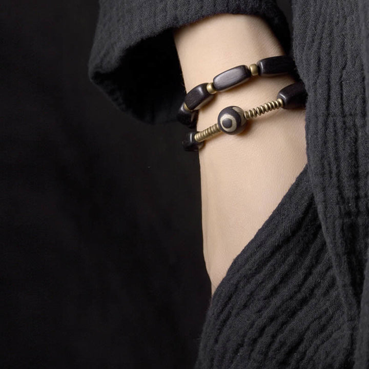 Armband Kupfer Ebenholz Balance am Handgelenk eleganter Naturstein getragen