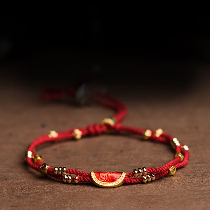 Rotes Armband Zinnober – Glück mit goldenen Perlen elegant.