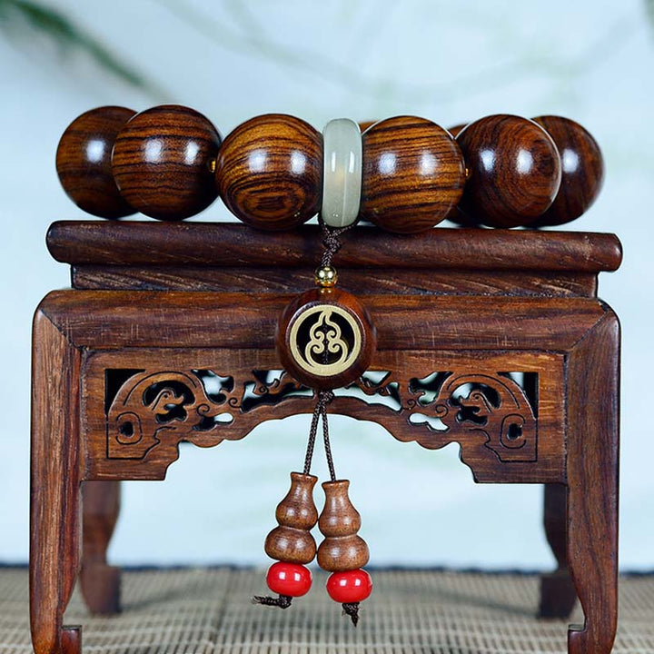 Armband Rosenholz – Ruhe mit Perlen und Jade Stein.