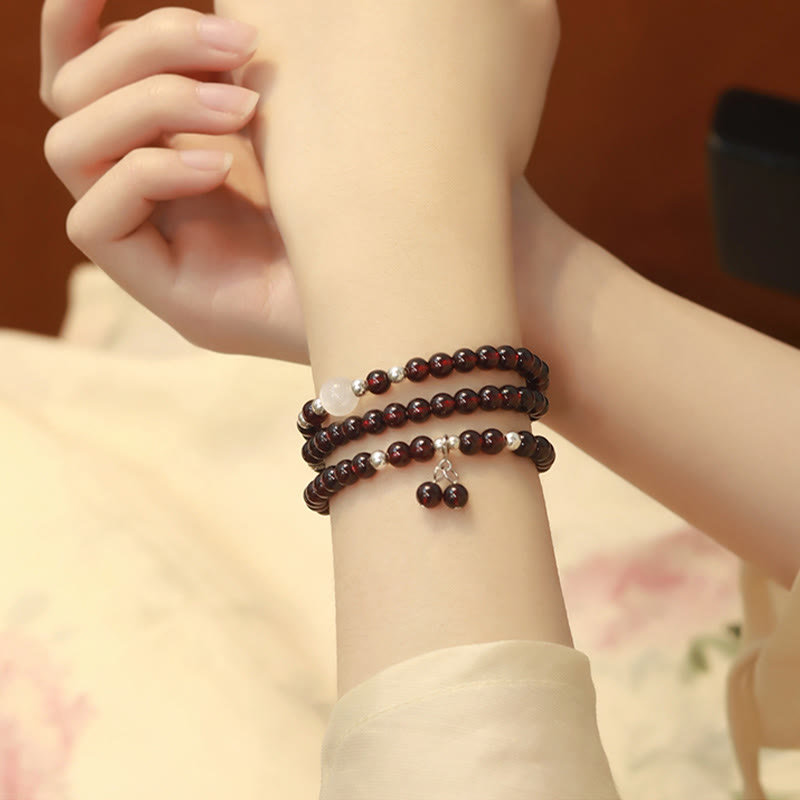 Granat Armband mit Silber Anhänger am Handgelenk getragen elegant
