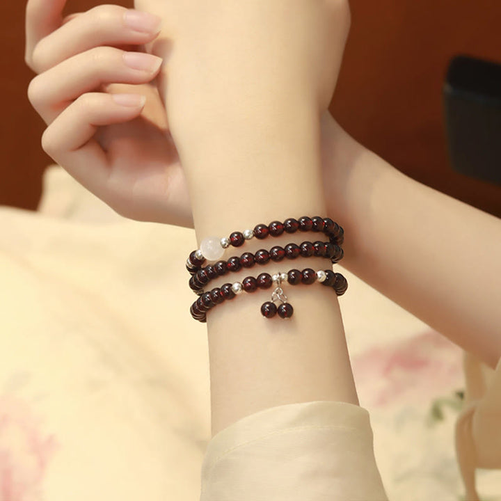 Granat Armband mit Silber Anhänger am Handgelenk getragen elegant