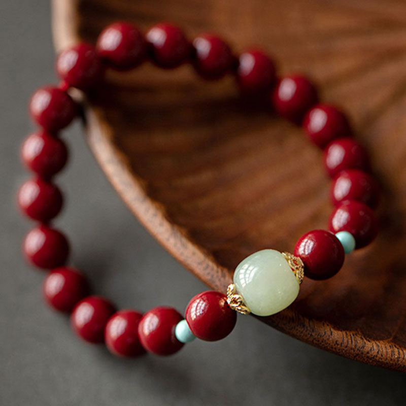 Armband Grüner Aventurin Zinnober am Handgelenk eleganter Naturstein glänzend