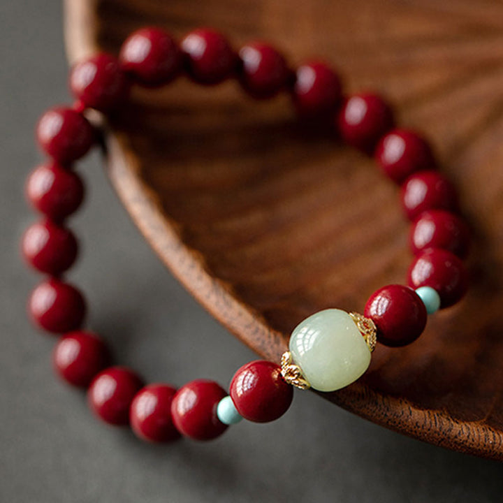Armband Grüner Aventurin Zinnober am Handgelenk eleganter Naturstein glänzend