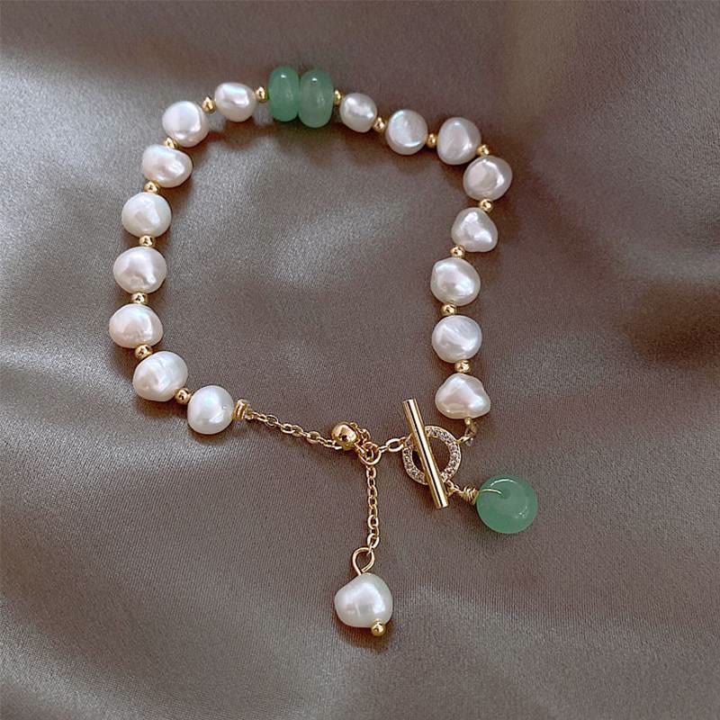 Armband mit weißen Perlen und grünem Jade Anhänger elegant.