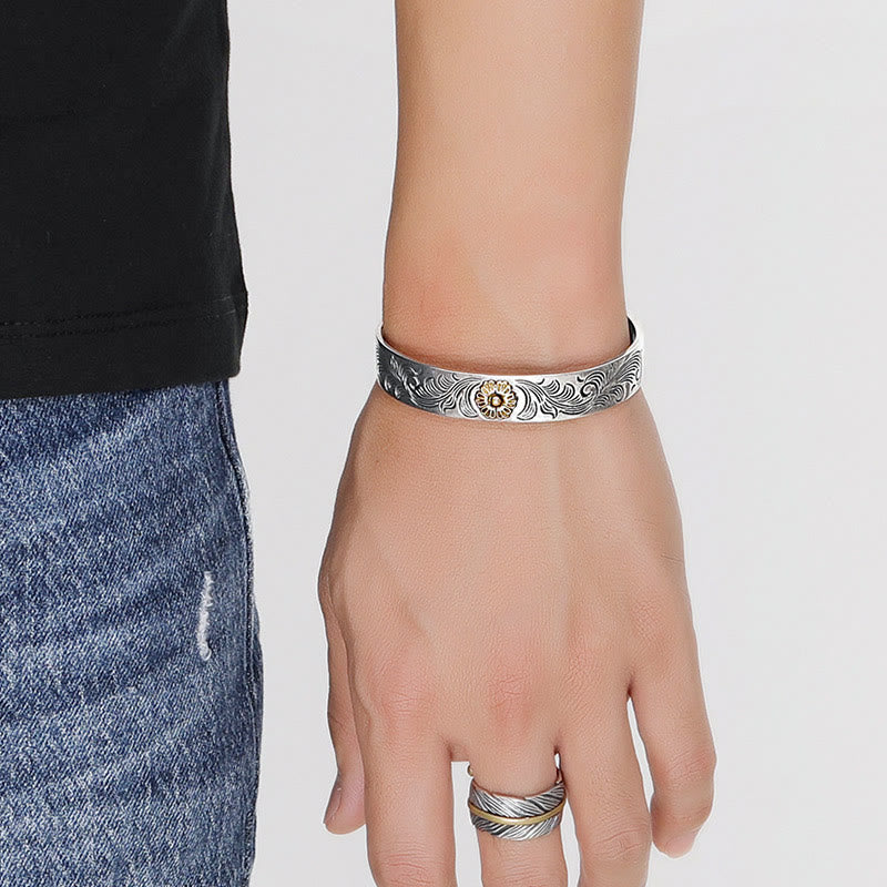 Silbernes Armband mit Ornamenten und passendem Ring getragen.