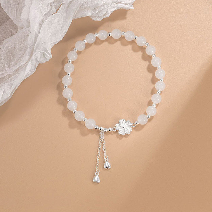 Armband Weiße Jade Pfirsichblüte Glück elegant am Handgelenk getragen