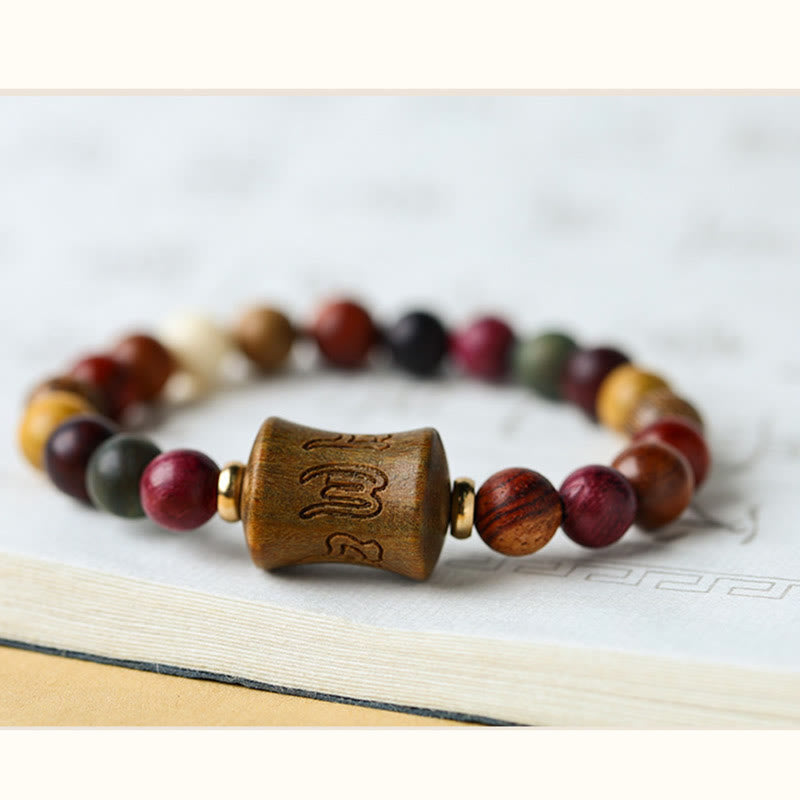 Sandelholz Om Mani Padme Hum Armband mit bunten Naturstein-Perlen getragen.