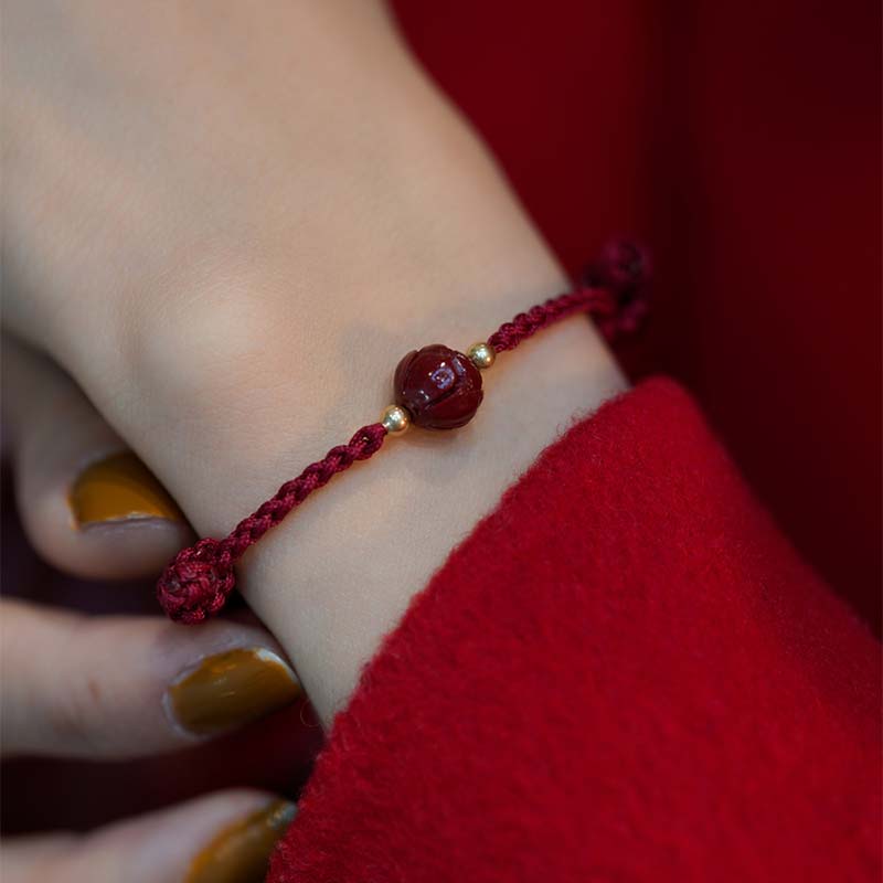 Armband Zinnober Jade Lotus am Handgelenk mit roten Perlen elastisch