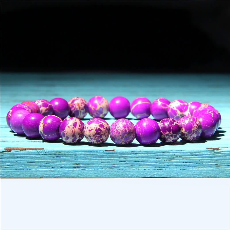 Armband Kristall Achat Balance violette Perlen Flachlage Holzuntergrund
