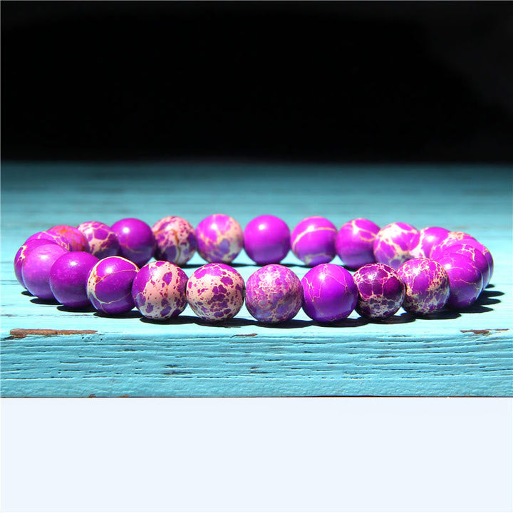 Armband Kristall Achat Balance violette Perlen Flachlage Holzuntergrund