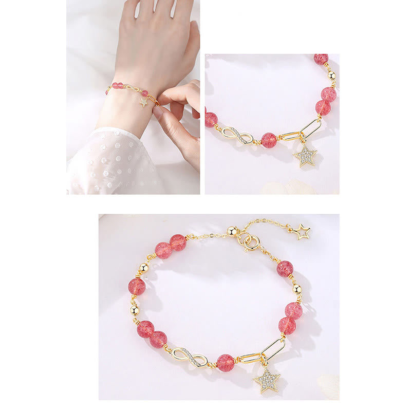 Erdbeerquarz Mondstein Armband mit Sternen Charm am Handgelenk getragen