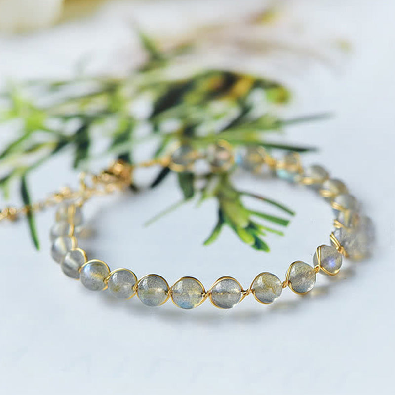 Armband Mondstein Mond – Heilung goldene Perlen Naturstein Schmuck Flatlaying