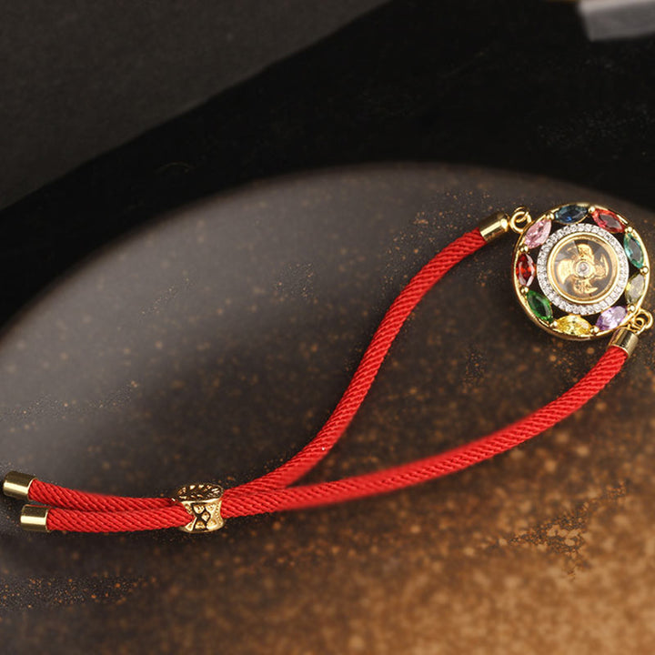 Rotes Armband Kupfer – Glück & Wohlstand mit bunten Steinen elegant präsentiert