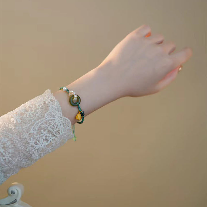 Jade Perlen Armband am Handgelenk grüne Natursteine Glück Frieden Energie