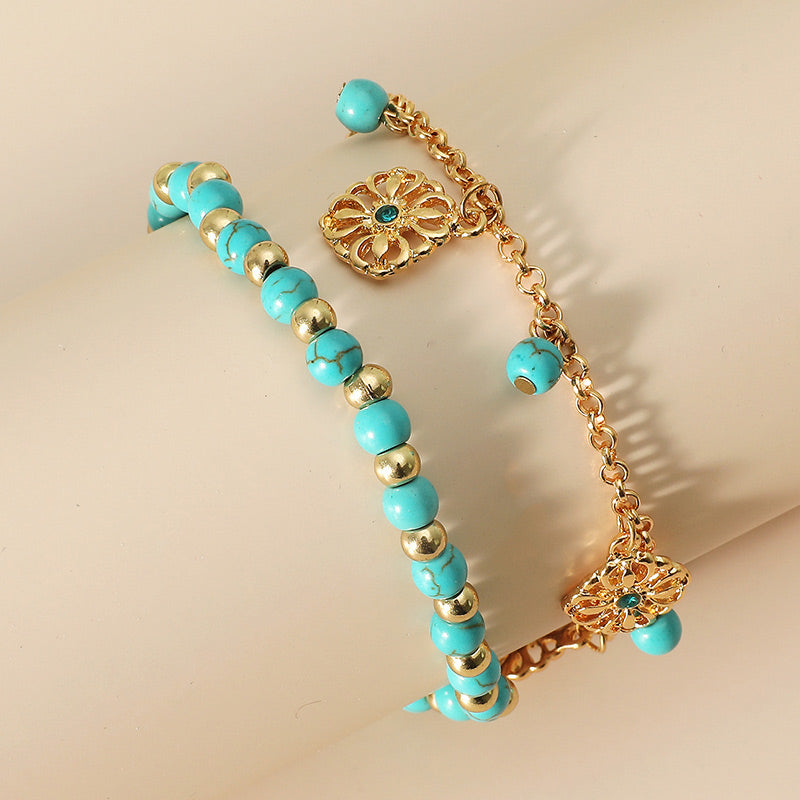 Armband Türkis – Schutz mit Gold-Details und Blütenanhängern