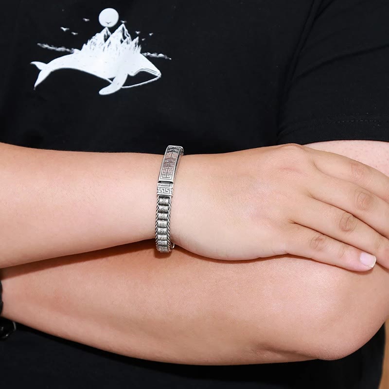 Silbernes Armband – Balance & Balance am Handgelenk getragen elegant.