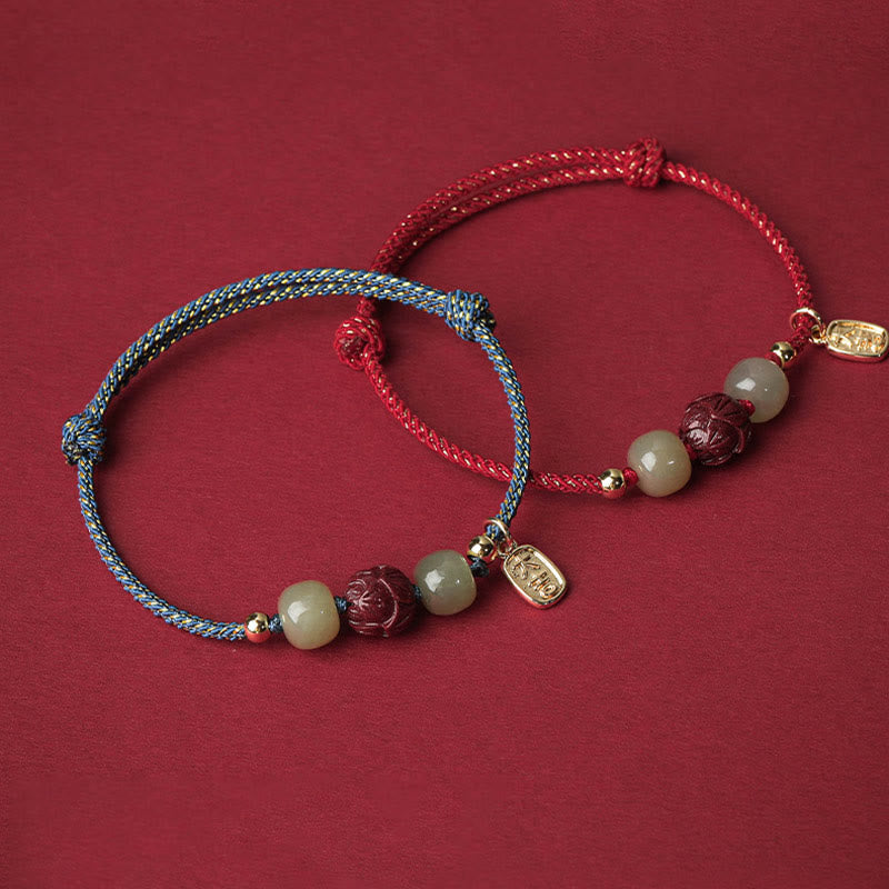 Armband Zinnober Jade Lotus – Glück mit roten Schnüren elegant.