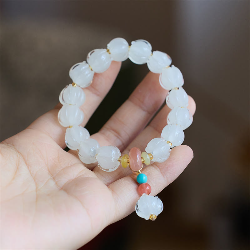 Armband Fluorit Lotus weiße Perlen Naturstein elastisch Handgelenk getragen