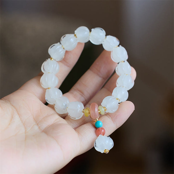 Armband Fluorit Lotus weiße Perlen Naturstein elastisch Handgelenk getragen