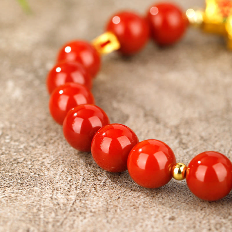 Armband Roter Achat Erfolg Balance Perlen Nahaufnahme goldene Details Stein