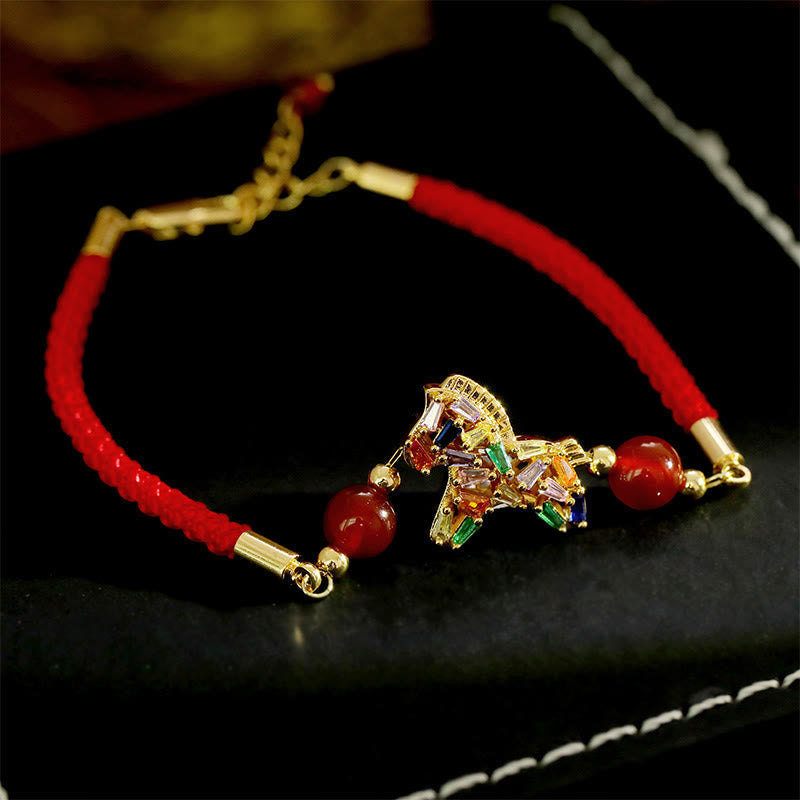 Armband Roter Achat Kupfer – Balance mit goldenem Pferd Anhänger und roter Kordel