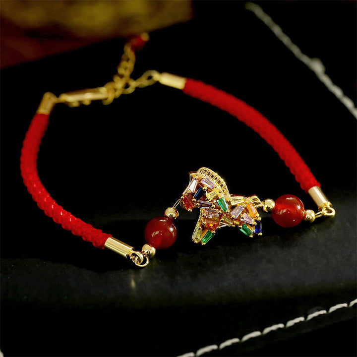 Armband Roter Achat Kupfer – Balance mit goldenem Pferd Anhänger und roter Kordel
