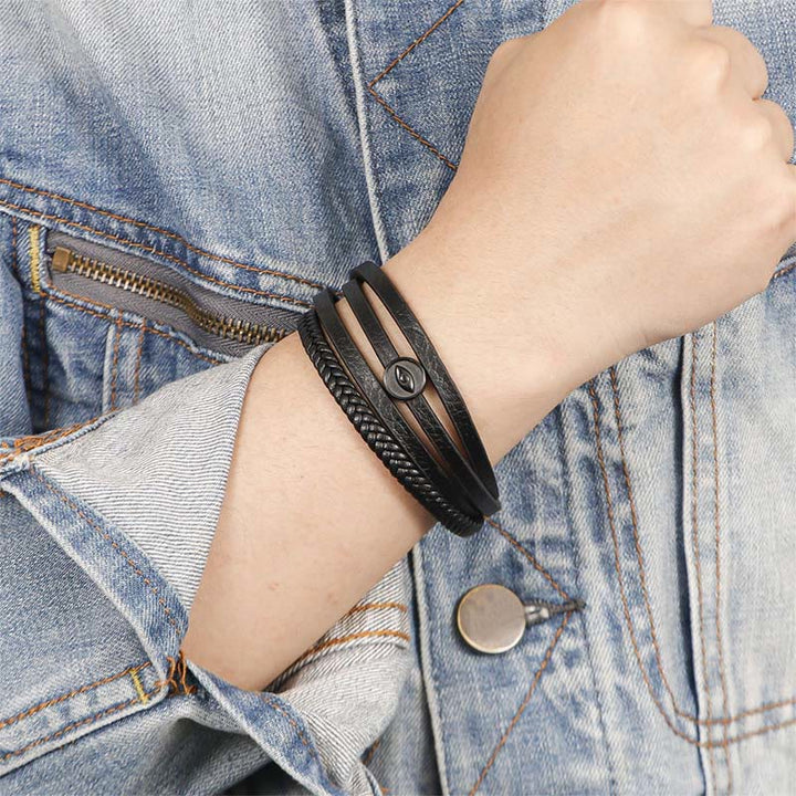 Schwarzes Leder Armband Böses Auge Balance am Handgelenk getragen Jeansjacke