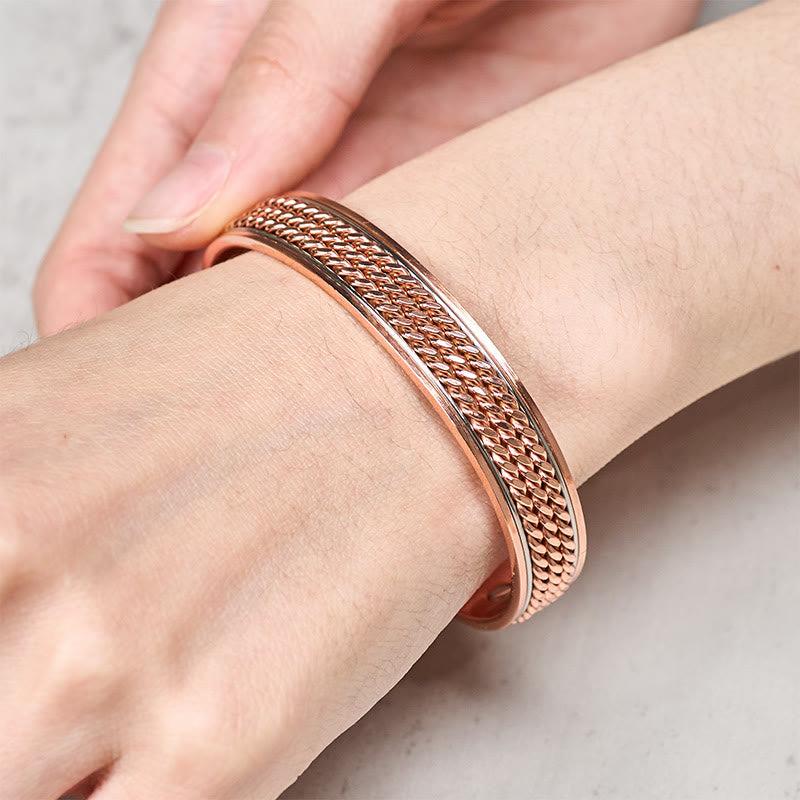 Armband Kupfer Braided Balance am Handgelenk getragen elegantes Design Nahaufnahme